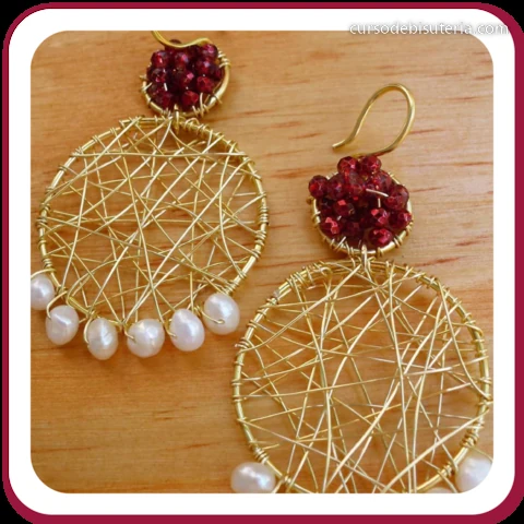 Aretes de alambrismo con perlas