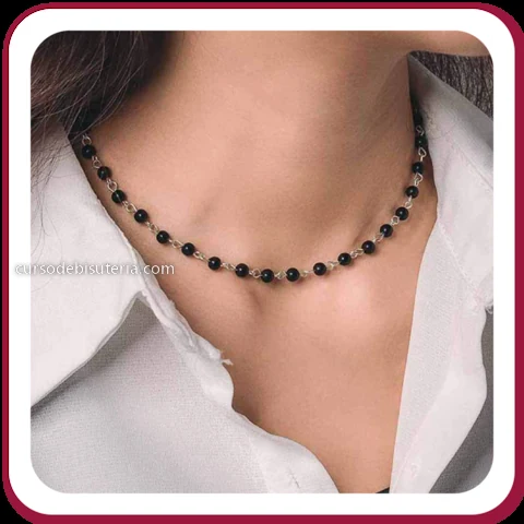 Choker tejido puesto en el cuello