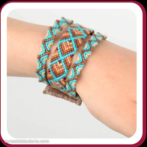 Pulsera de macramé en la muñeca